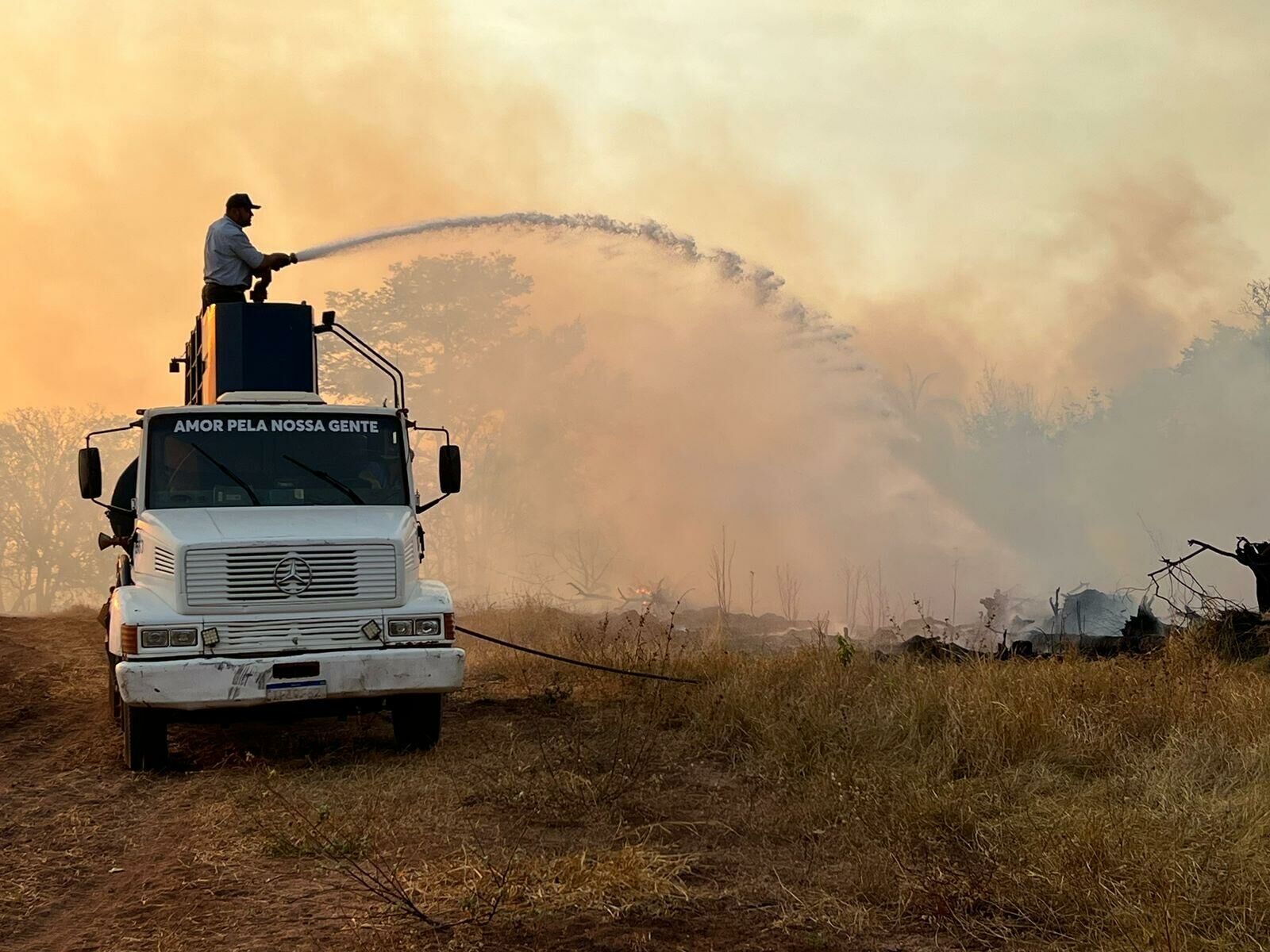 Imagem de compartilhamento para o artigo Fogo Devasta Fazenda Mauá e Deixa Rastro de Destruição em Costa Rica da MS Todo dia